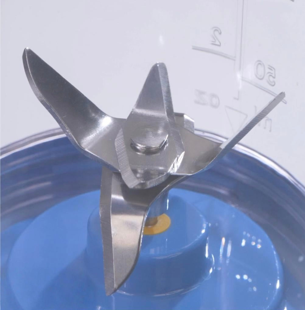 BlendéGo 2 jaune avec tranches d’orange dans le bol