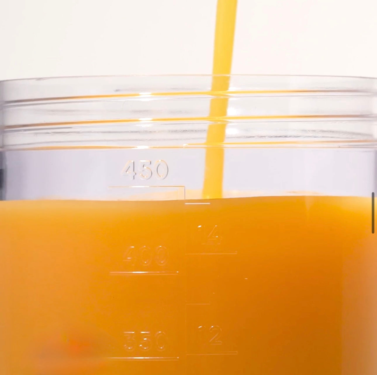 Graduations de bol avec jus versé