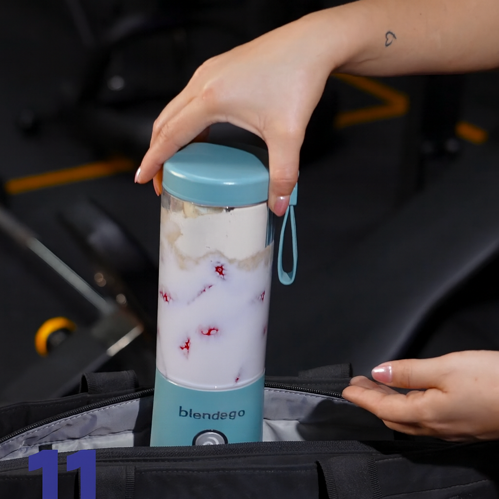 BlendéGo 2 bleu pendant la préparation d’un smoothie